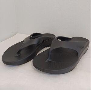 Oofos Thong Sandals Slip On Comfy Black Size M9-W11 (42)